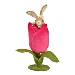 Décoration un lapin en feutre dans une fleur de jardin