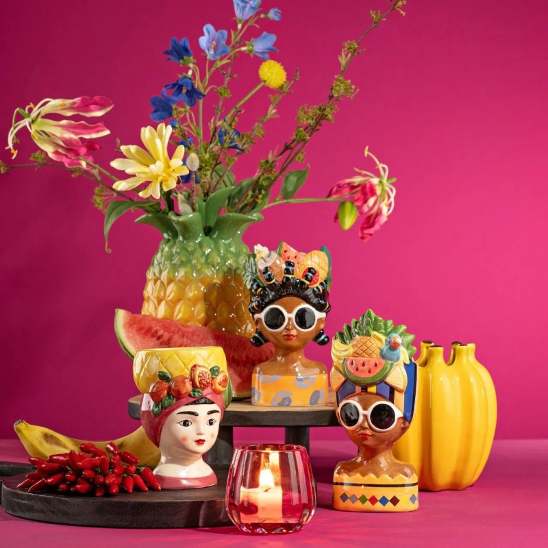 Deux vases femmes avec des fruits moderne