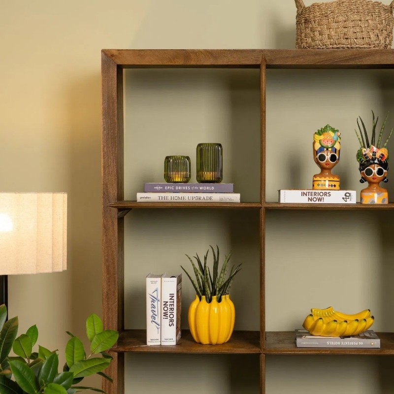 Deux vases femmes avec des fruits moderne