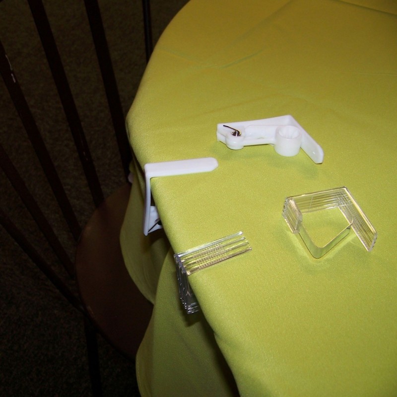 4 pinces transparentes pour nappe 4.6 x 4.3 cm